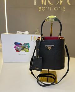 Prada Panier pequena em couro Saffiano Vermelha e Preta