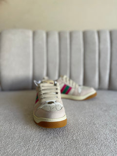 Tênis Gucci Screener com a faixa Web verde e vermelha