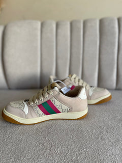 Tênis Gucci Screener com a faixa Web verde e vermelha