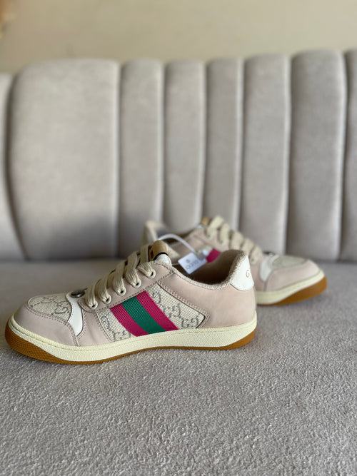 Tênis Gucci Screener com a faixa Web verde e vermelha