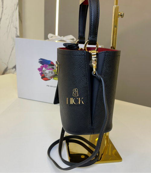 Prada Panier pequena em couro Saffiano Vermelha e Preta