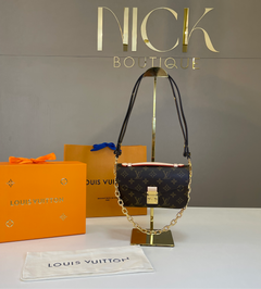 Pochette Metis East West Monogram