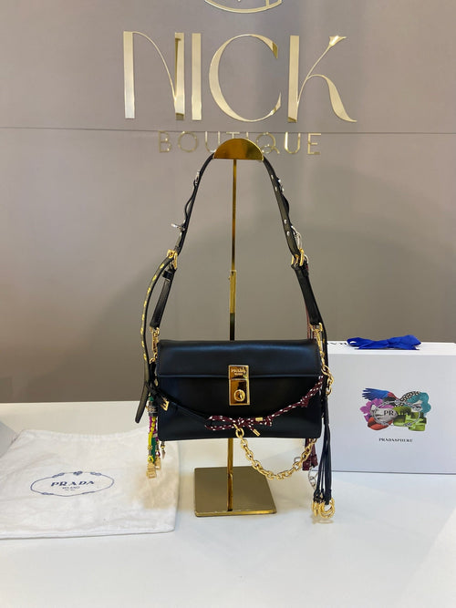 Bolsa Prada Soft Sound pequena em couro com Pingentes