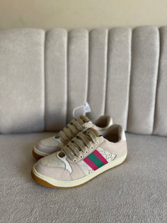 Tênis Gucci Screener com a faixa Web verde e vermelha